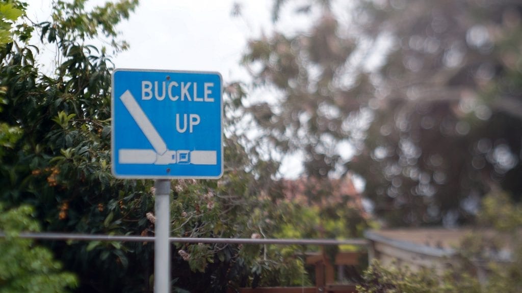 A sign guiding people to buckle their seat belts