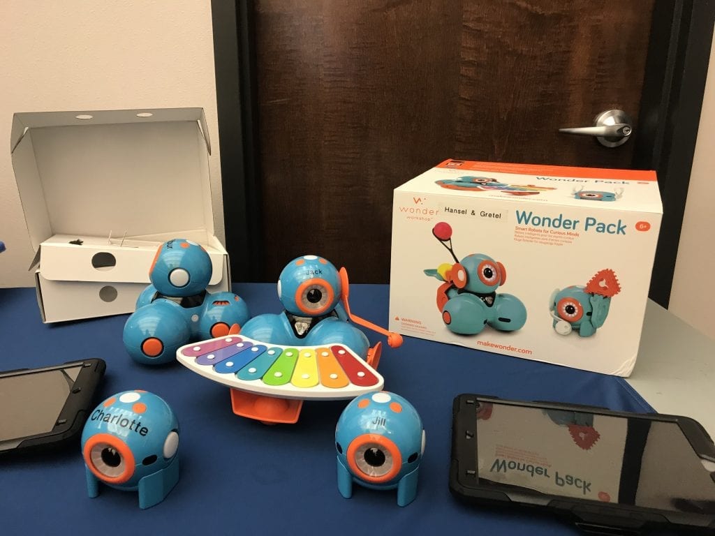 Wonder Pack robot toys can play sounds.