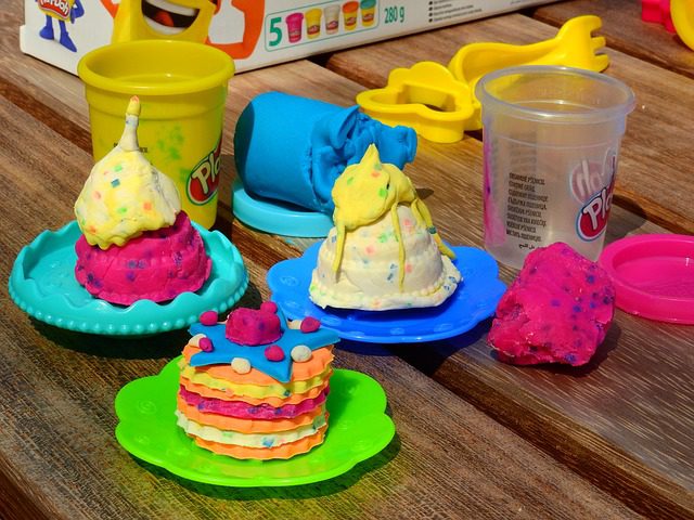The Top Play-Doh Kitchen Creations Magical Oven. The fake kitchen has been an icon of many children’s toys. Play-Doh Doctor Drill ‘n Fill Retro Pack. Another fun pastime for many kids is playing a doctor or dentist in this case.