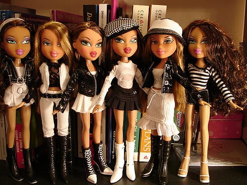 The Yasmin doll set features an array of stylish and fashionable items, showcasing the iconic character's unique charm. This collection includes bratz trendy outfits, bratz accessories, and bratz playsets that allow young fans to express their creativity and imagination.