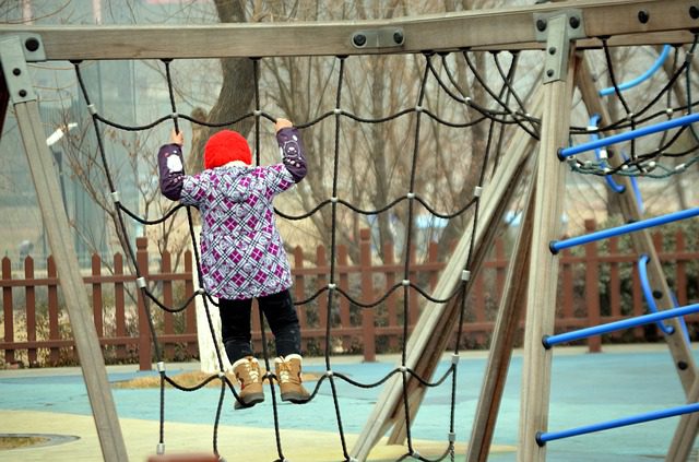 a play equipment designed to promote physical activity, balance, and the development of motor skills in children, utilizing structures and surfaces to provide a safe and enjoyable experience.