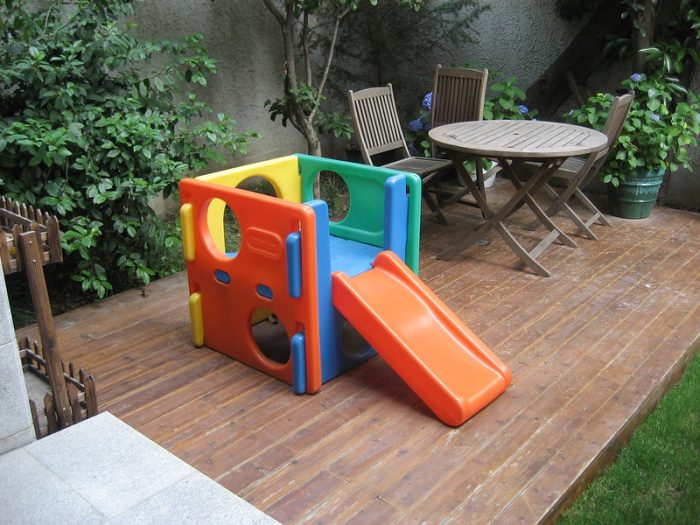 a play equipment designed to promote physical activity, balance, and the development of motor skills in children, utilizing structures and surfaces to provide a safe and enjoyable experience.