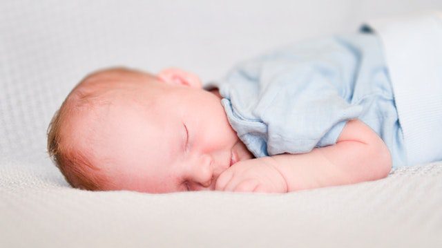 baby rolt tijdens het slapen. Ontdek hoe de baby omrolt in slaap en huilen en hoe het te repareren.