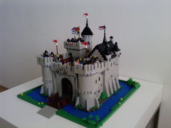 Cool lego castle with an army. This may be one of the top castle for children. 
