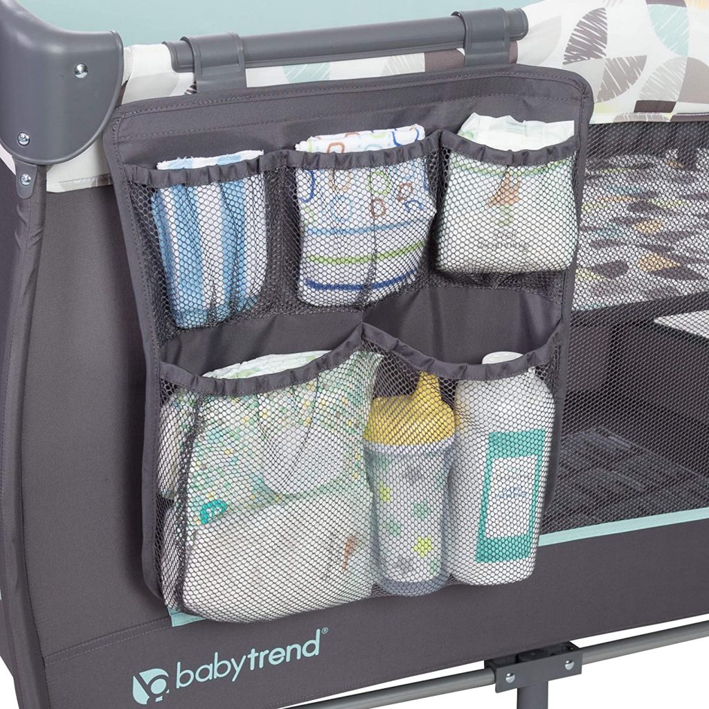 It has a removable full-size bassinet, removable parent organizer, large wheels with brakes and one-hand locking mechanism.