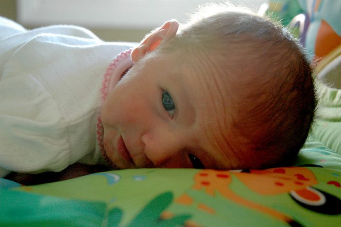  Bambino rivolto verso il basso. Bambino ha la tendenza a rotolare durante la notte durante il sonno. 