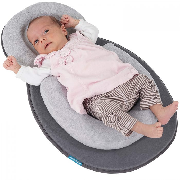 Baby rollt sich im Schlaf um und wacht weinend auf Wie kann man das