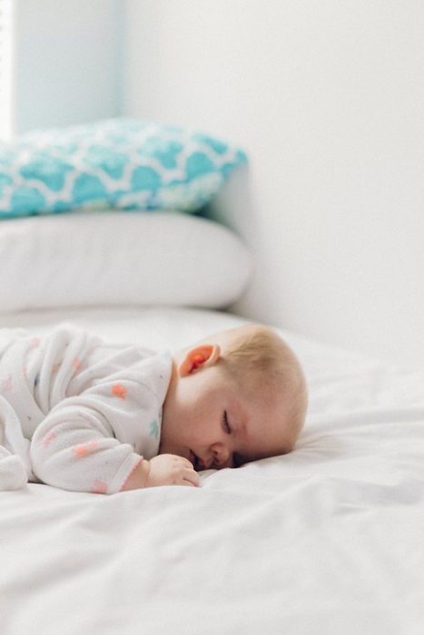  Baby sover på magen om natten. Hvis babyen ruller i søvn og våkner gråt, er det måter å fikse dette på. Sjekk det ut her.