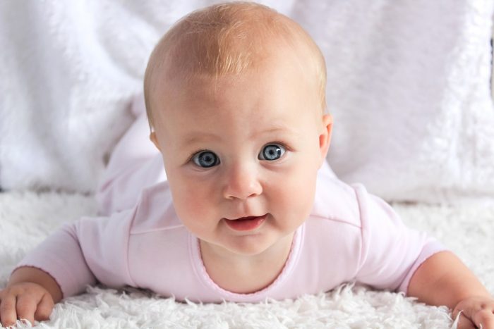  Cute baby rolling over. Vauva oppii kierimään kasvaessaan. 