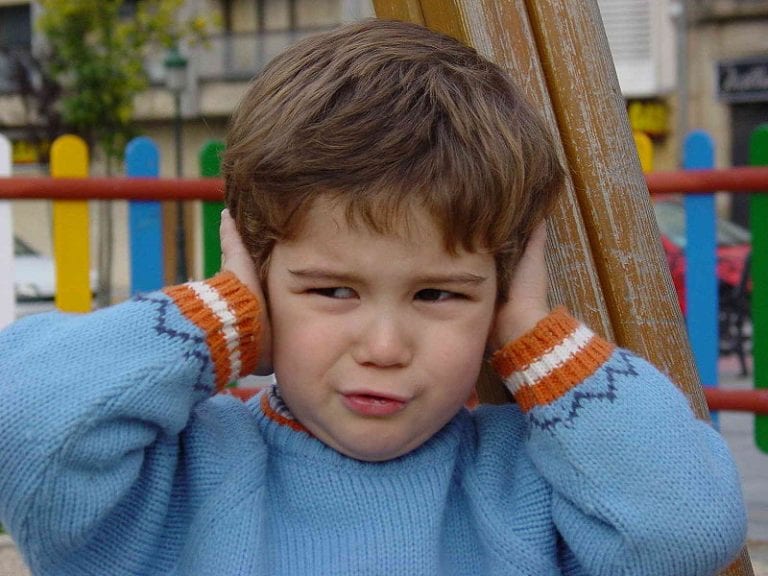 Człowiek Słyszy Dźwięki O Częstotliwości Sound Sensitivity In Children - Kid Sensitive To Noise - Family Hype