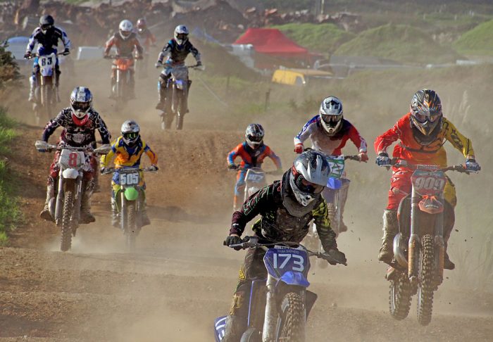 Kids racing in dirt bikes. Find out the fastest razor dirt bike.
