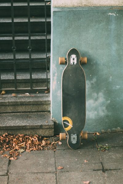 Longboard for beginners - simple and stable for easy navigation. Longboarding is a good excercise.