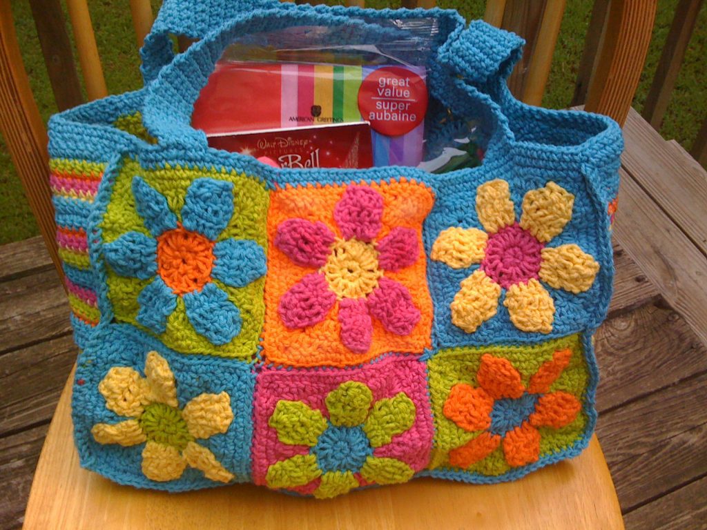 A colorful beach bag can be an attractive beach bag for moms. 