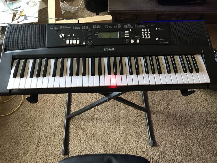 Yamaha Ypt260 61-Key Portable Keyboard