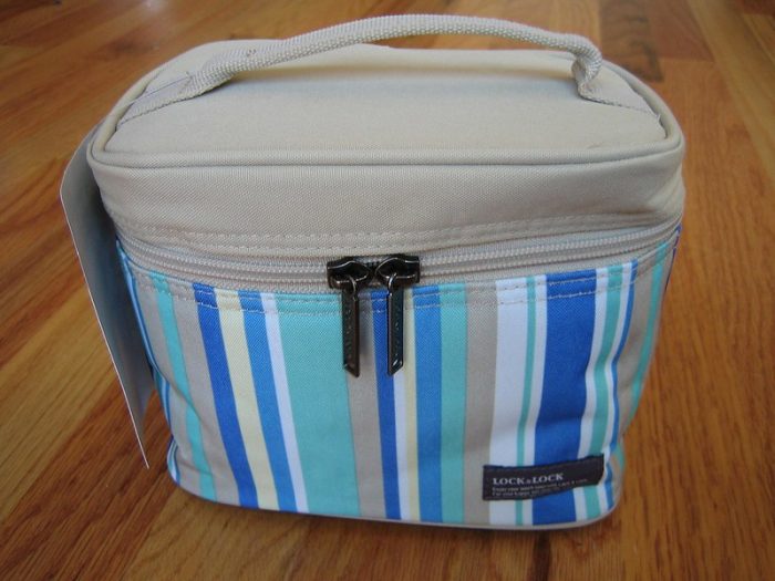 Whether you are an office worker or a construction worker, this lunchbox with top handle is good for your. It has spacious space to store your meals and snacks.