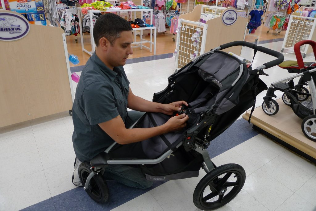 closing a bob stroller