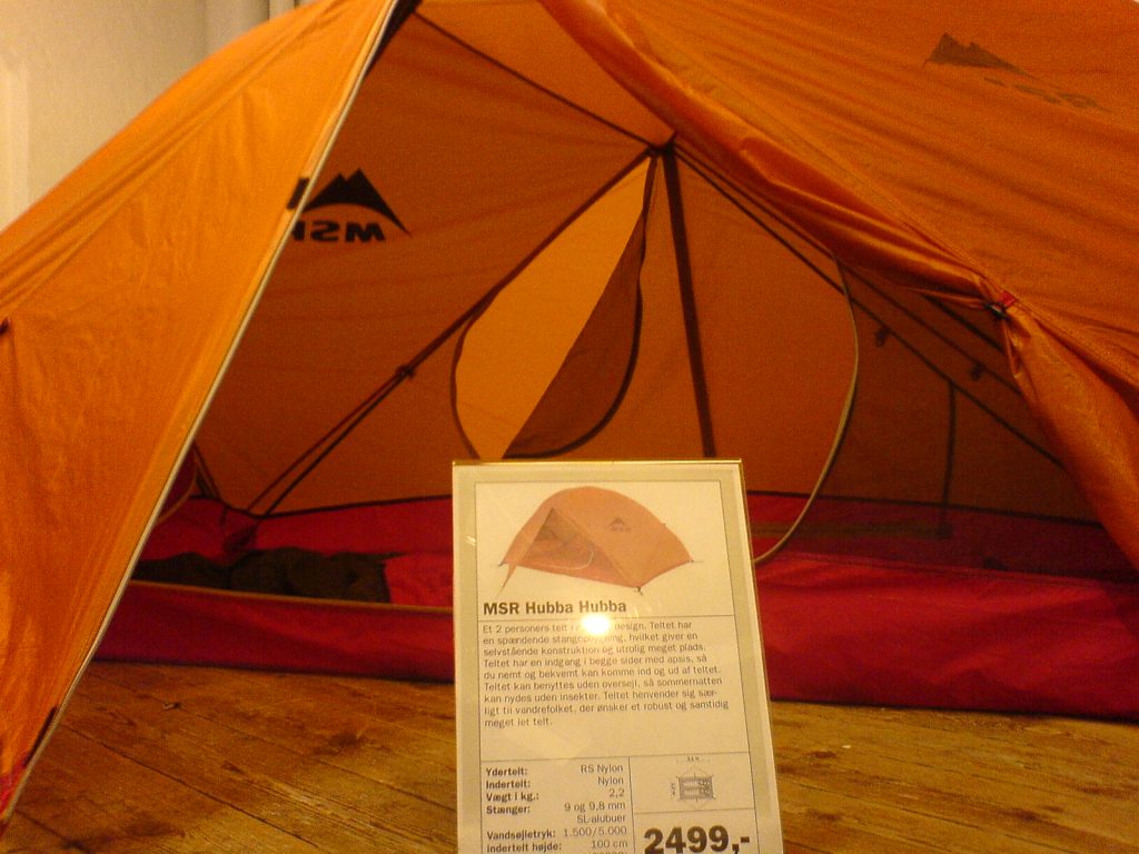 This tall tent is lightweight and has an ergonomic design.