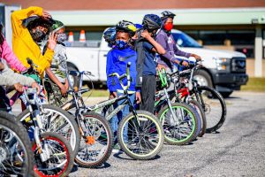 A group of kids with their mountain bikes. 