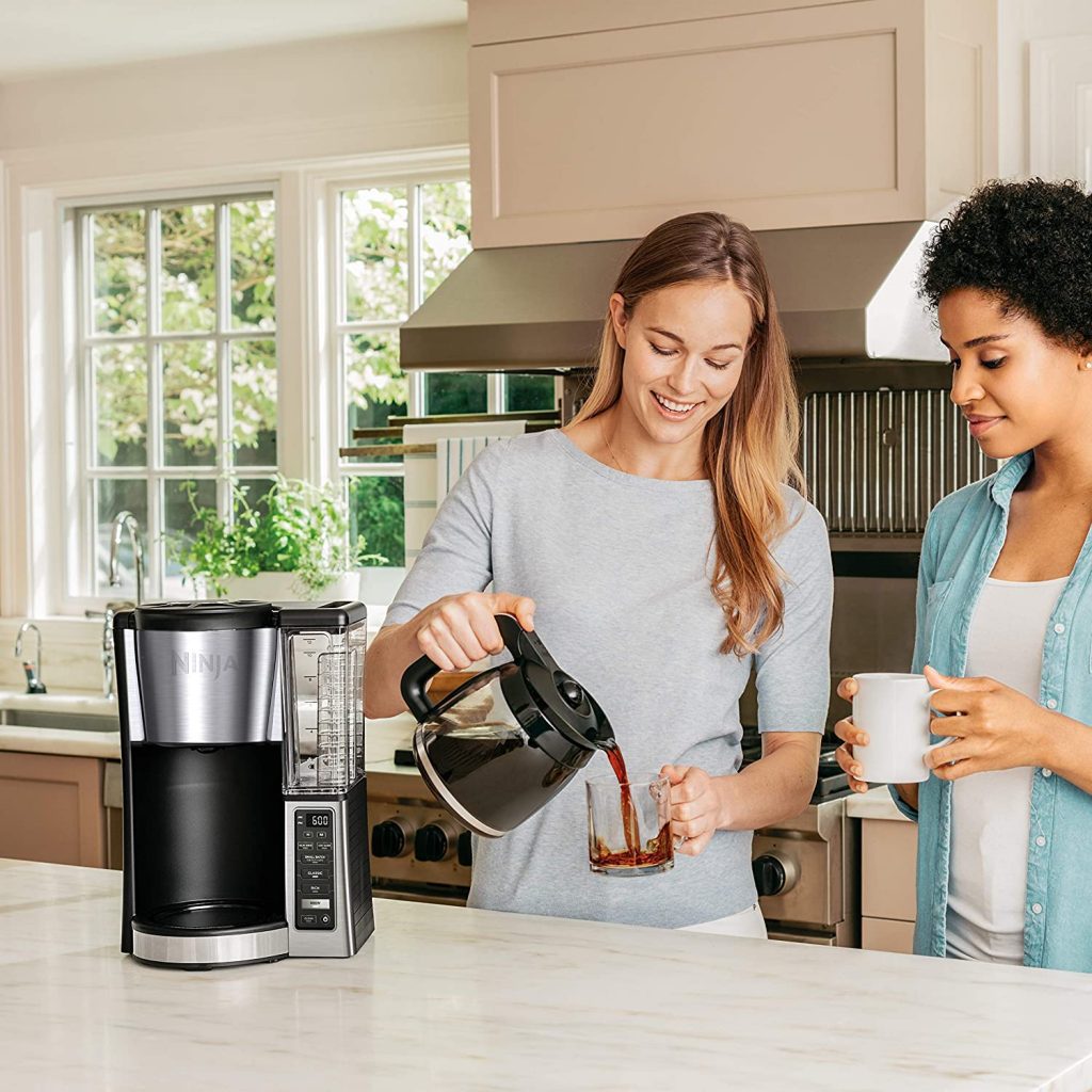 NinjaCE251 Programmable Brewer has has a glass carafe that can hold up to 12 cups