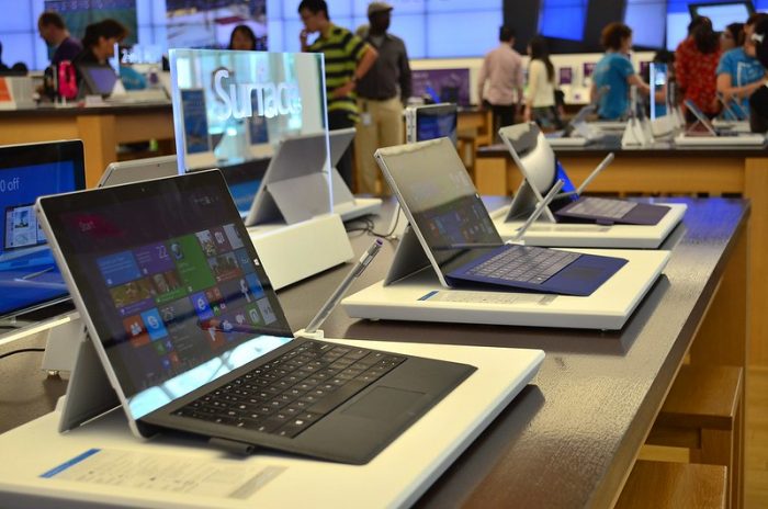 There are many best touchscreen laptops on this picture. All of them are slim. There are many people trying out these best models.