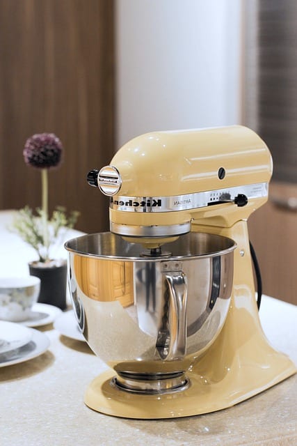 Stand mixer that you can use at home. This stand mixer is color cream. 