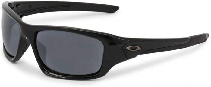 Oakley Men's Sunglasses, Black frame, grey lens. Oakley sunglasses makes some of the men's best eyewear with good value. These have a plastic frame and polarized lenses.