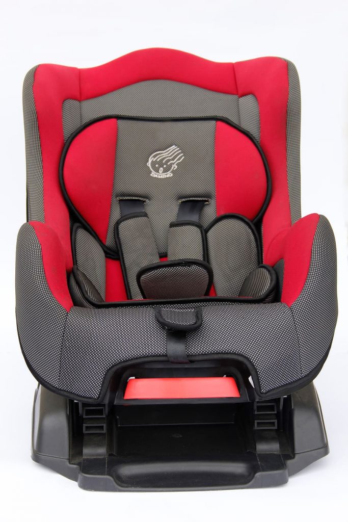 Best car seat for an infant: A modern, red and black best infant car seat featuring a 5-point harness and side-impact protection.