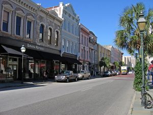 beautiful architecture, nice weather, and outstanding cuisine. History buffs, on the other hand, adore it. In the past several years, Charleston has become one of the world's most popular tourist attractions, attracting travelers with its carriages drawn by horses, cobblestoned, top restaurants, and stunning beaches.