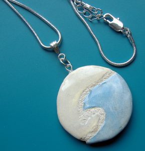 A cute and simple necklace that can elevate your fashion style during the hot season break.