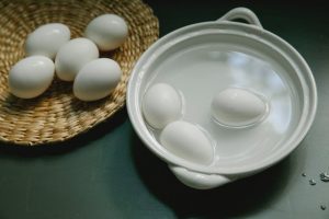 Since the eggs can quickly float to the surface of the water if they are not completely submerged in it, this step is quite critical. If the eggs scramble as you cook them, this is a clear sign that the water is not sufficiently hot.