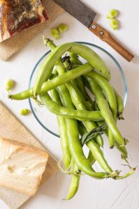 Air fryer green beans are a delicious option that can be prepared in a number of different ways. For example, you can add them to a fried meal or cook them alongside other vegetables such as carrots and broccoli. When cooking green beans in an air fryer, it is best to cut them into smaller pieces before placing them on the baking tray of your machine. The reason for this is that it is easier for the convection oven to cook small pieces of food evenly than large ones. Follow this good hack.