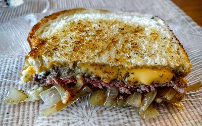 This recipe is a sandwich that may be customized in as many ways. You can begin air fryer patty melt by spreading one tablespoon of tomato mayonnaise on each bread.