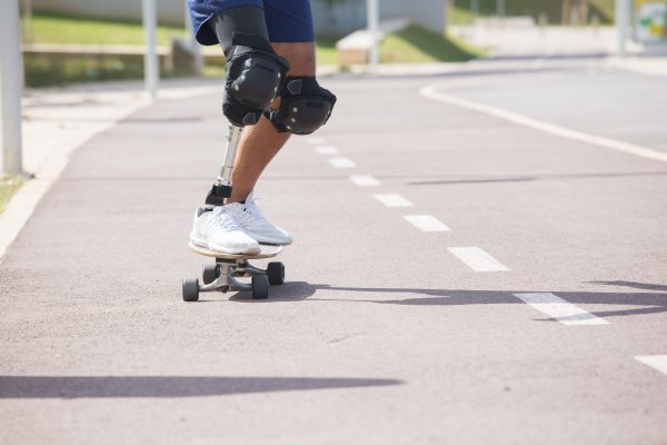 Safety first: Someone with an artificial leg on his skateboard