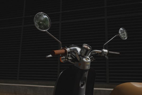 There is another cropped version picture. It only focuses on the higher part which is the side mirror and handlebars. Choosing the right handlebar is crucial. The nicer the grip the better. 