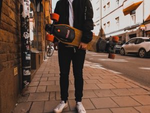 Holding the longboard safely