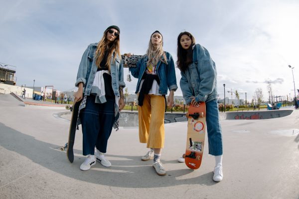 teen girls skateboards - lovely girl teens skating