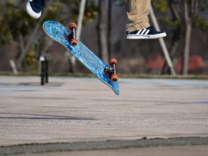 A skateboard rider doing a skateboard riding tricks. 
