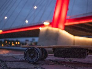 Electric skateboard wheels and battery focus