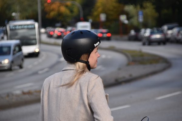 Accessory protection - Blonde woman wearing a helmet.