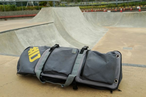 A spacious, durable skateboard bag designed for skaters on the go. This versatile skaters' bag comfortably holds your skateboard, keeping it secure as you travel. It's the perfect accessory for your skating adventures.