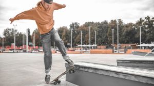 skateboard jump - Common skateboard tricks include the ollie, kickflip, heelflip, and shuvit, all of which involve doing a jump on the board to defy gravity.