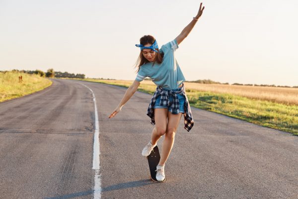 A woman using the skateboard to relieve distress.