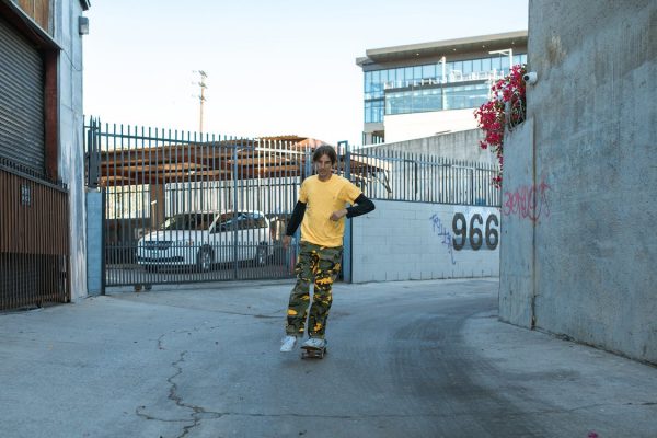 Without hesitation, he kicks his board on the road.