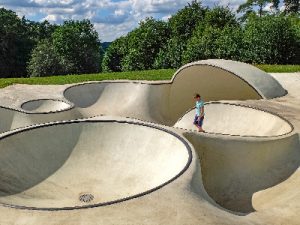 big park with lots of obstacles.